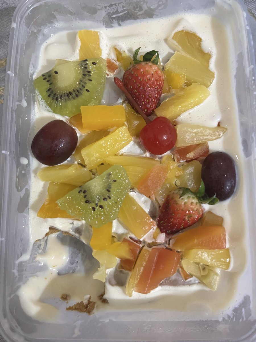 rev8ne's tweet photo. ang weird netong nabili ng nanay ko sa ka-work niya, fruit graham 😭
#foodtwt https://t.co/sSQkjmn3PG