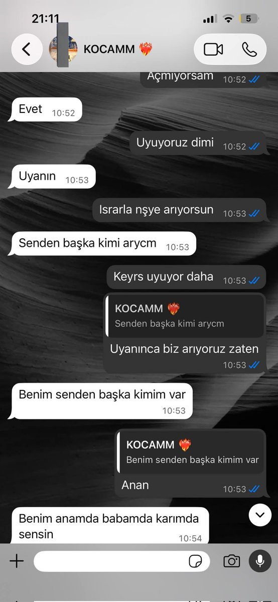 bayrakmedya's tweet photo. Görücü usulüyle evlenen bir kadın, eşinin kendisine attığı ilk mesajlar ile aradan geçen yılların ardından attığı son mesajları karşılaştırarak aradaki değişimi gözler önüne serdi. https://t.co/Ji9mgnhl0X