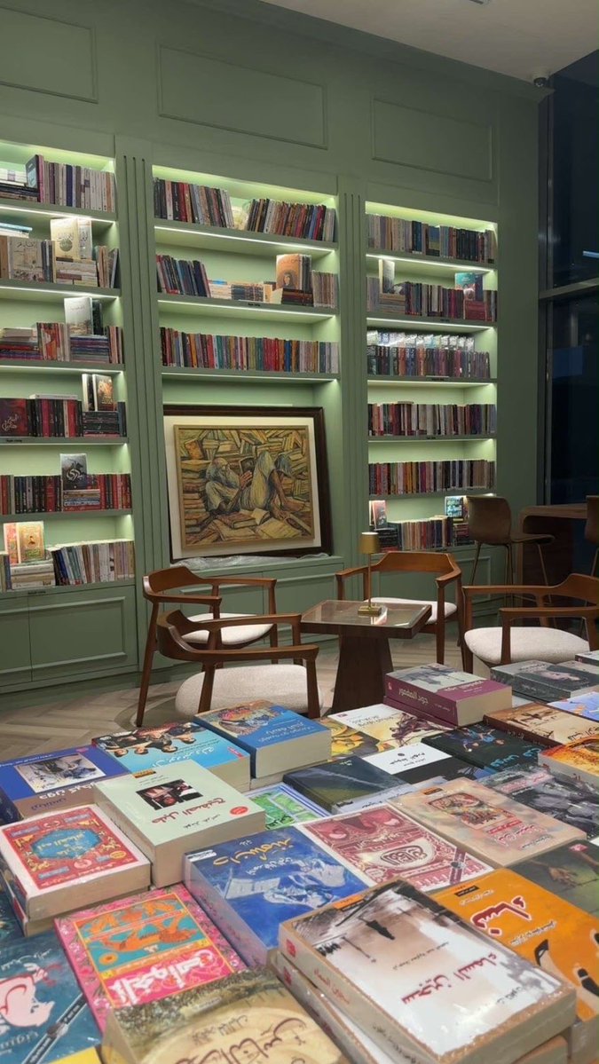 DaliaTSeoudy's tweet photo. بسم الله الرحمن الرحيم.
فتحتُ الباب لأدلف إلى مكتبة "ثلاث واحات" فطالعتني أجواء حلم يتحقق وفكر يتجدد وسنوات من القراءة واكتساب المعرفة التي تتكلل بهذا الفضاء العامر بذخائر الأدب والحكمة والجديد في شتى الفنون والمعارف. في الرياض الزاهرة، التي تشهد نشاطاً ثقافياً دؤوباً لا ينقطع، اجتمعت ثلاث صديقات من أخلص من وهبن العمر للقراءة، كي يعبرن من خلال هذه المكتبة الراقية عن الروح الثقافية الناهضة التي تجمع العقول حول الكلمة الزكية الطيبة. 
وفي غرفة الاجتماعات المخصصة للقاءات الثقافية وورش العمل التقينا في نشاط نادي (صفحات) الصيفي حول أدب ماركيز. تملأ قلب كل منا الفرحة بهذا المكان العامر بالنبل والجمال، فاللهم بارك ووفق (ثلاث واحات) لرفد الثقافة السعودية بمزيد من التألق والرخاء.