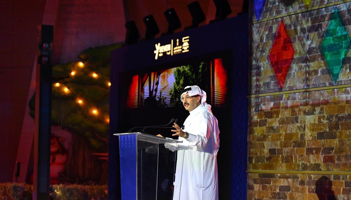 inSaudi's tweet photo. افتتح أمير منطقة عسير وجهة #سڤن_أبها الترفيهية، لتكون أول مشروع يكتمل ويُفتح رسمياً ضمن سلسلة وجهات شركة @saudi_SEVEN 

— عن الوجهة:

 • يُعد أول مشروعات شركة سڤن المفتوحة بالكامل، ويقع قرب مطار أبها الدولي لسهولة وصول الزوار.
 • يضم سينما، كارتينج كهربائي، صالات بولينج، ومراكز ترفيه عائلية وتفاعلية.