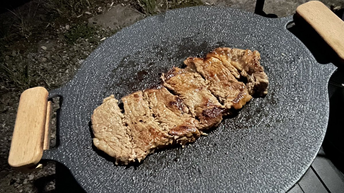 masamicamp's tweet photo. 今晩はステーキにしたー𓌉𓇋 🥩
カットする前の写真を撮り忘れてしまった
…カットしたステーキもステキです🥶
めっちゃ美味かったです👍

いい風が吹き始めたけど、テント閉めたら
どないなるんやろ😇

#キャンプ #ソロキャンプ #アウトドア https://t.co/Vsb9jey0GB