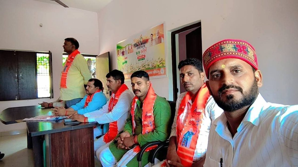 AjaySingMunna's tweet photo. अपने विधानसभा सेवापुरी के भाजपा सेवापुरी मण्डल के संगठनात्मक मासिक बैठक एवं आगामी कार्यक्रम" हर घर तिरंगा" व "तिरंगा यात्रा अभियान" की तैयारी बैठक में उपस्थित रहा...!!
#HarGharTiranga 
#TirangaYatra https://t.co/Y1TrPPyVD1