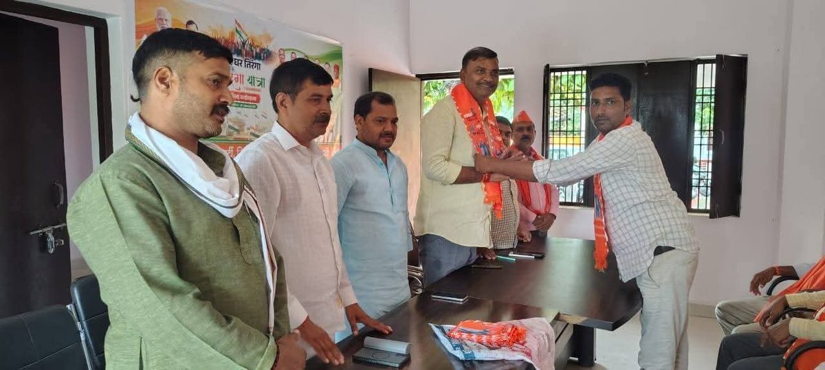 AjaySingMunna's tweet photo. अपने विधानसभा सेवापुरी के भाजपा सेवापुरी मण्डल के संगठनात्मक मासिक बैठक एवं आगामी कार्यक्रम" हर घर तिरंगा" व "तिरंगा यात्रा अभियान" की तैयारी बैठक में उपस्थित रहा...!!
#HarGharTiranga 
#TirangaYatra https://t.co/Y1TrPPyVD1