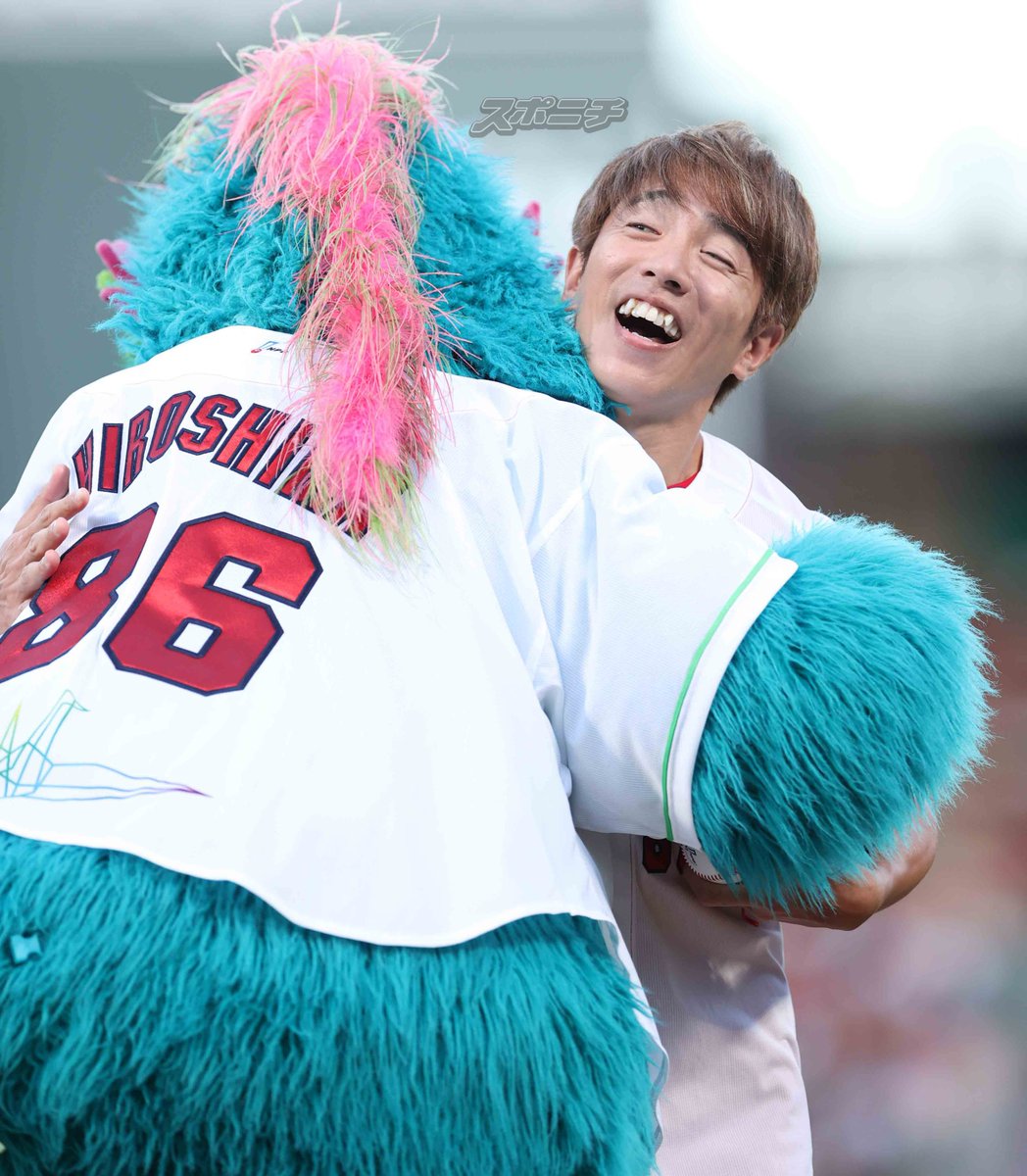 Sponichi_Carp's tweet photo. #ピースナイター に始球式をし、5回終了時に #イマジン を歌った #SUPEREIGHT #村上信五 さん https://t.co/1QFEQKb402