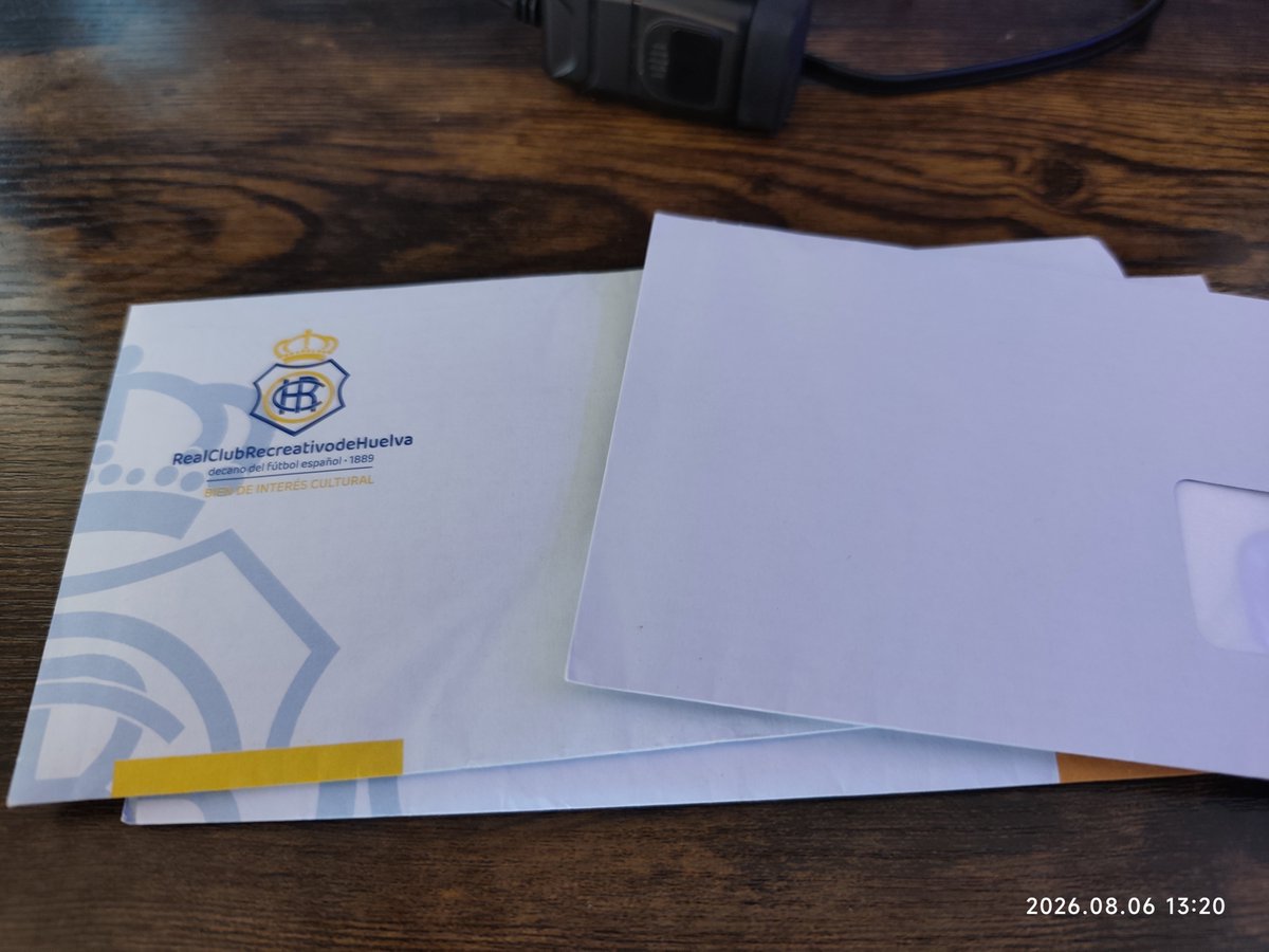 PabloCumbreras's tweet photo. Atrás, sobre donde llegaba tu carnet de abonado en años anterior. Delante, donde llega ahora, un sobre blanco que podría ser perfectamente una factura de la luz. ¿Hasta ese mísero detalle se ha perdido? @recreoficial #recre https://t.co/isI8Pk8K81