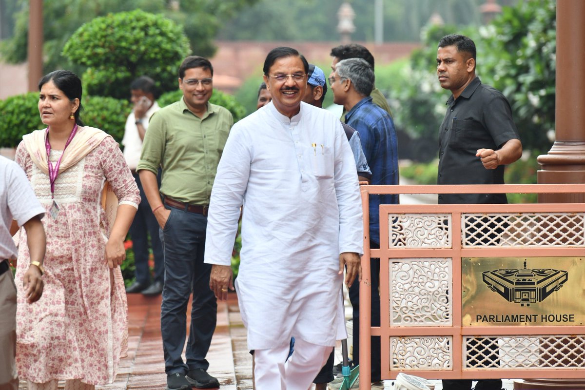 dr_maheshsharma's tweet photo. संसद की राह पर बढ़ते कदम, मन में जनकल्याण और विकसित भारत का संकल्प। https://t.co/MWwYZrVWiB
