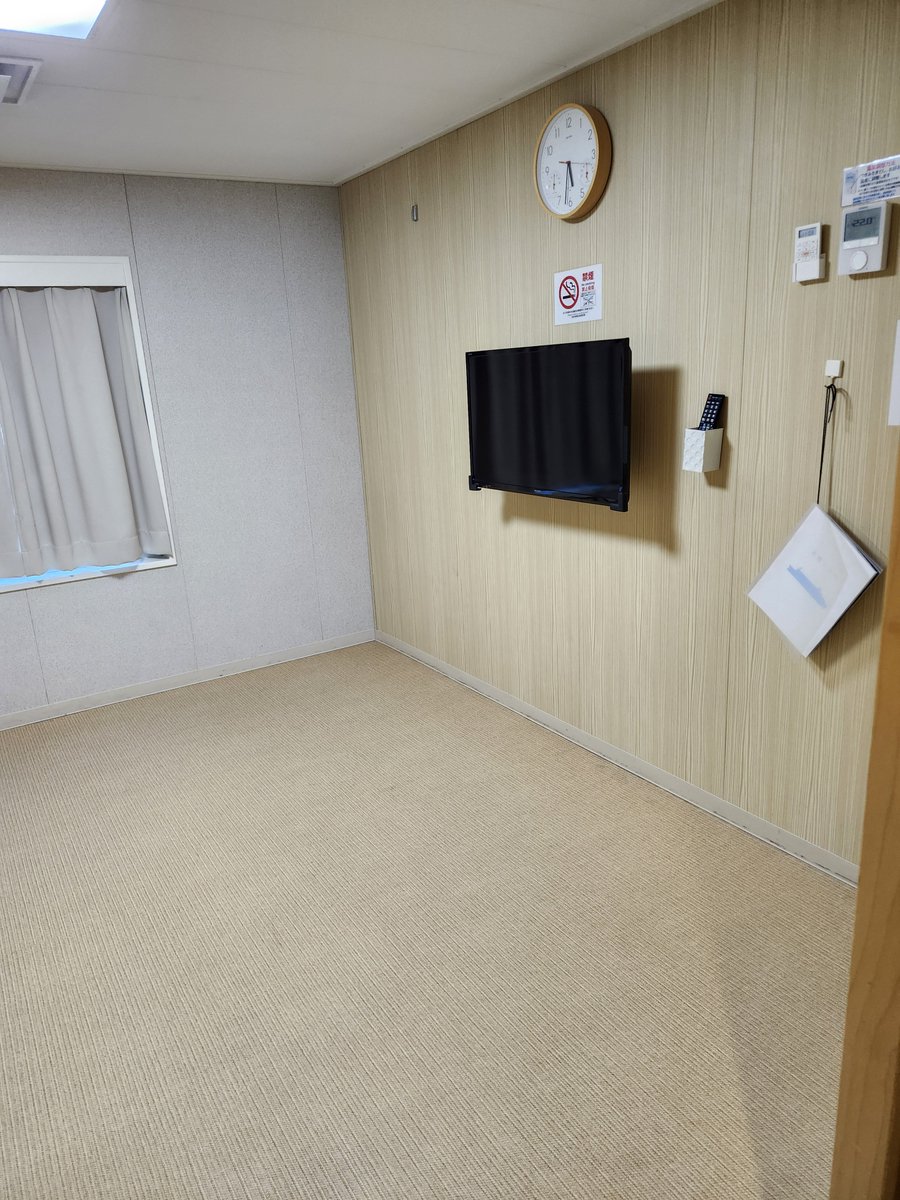 Hanayukiii's tweet photo. 17時のフェリーのキャンセル待ちで乗れたから天童に向かってます⛴️

スイートが空いてなくてコンフォートを貸してもらえたからテレビつけたら琵琶湖花火大会やってるので花火見てる😃

#樋口物流サービス
#M姐さんが行く
#津軽海峡フェリー https://t.co/309tjU8KQl