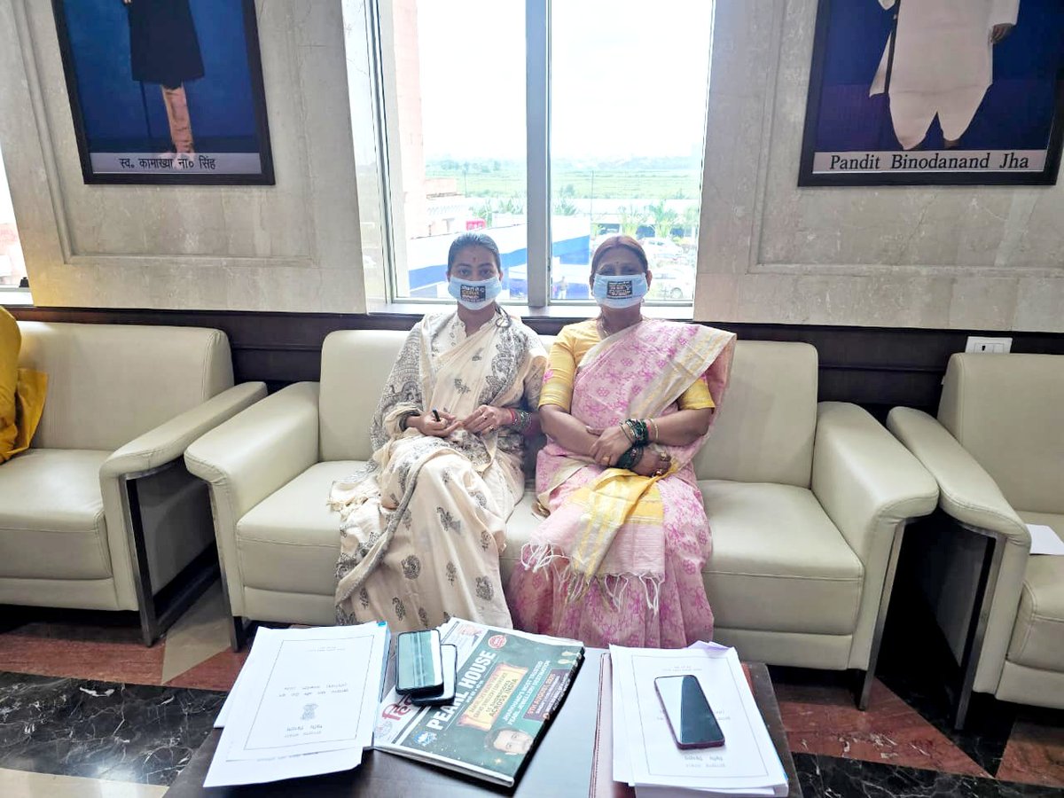 purnimasahubjp's tweet photo. 📍 झारखंड विधानसभा | षष्ठम (मानसून) सत्र

आज से झारखंड विधानसभा का षष्ठम (मानसून) सत्र प्रारंभ हो गया है, जो 6 अगस्त से 12 अगस्त तक आयोजित होगा। सत्र के प्रथम दिन विधानसभा पहुंचकर कार्यवाही में सहभागिता की।

जमशेदपुर पूर्व विधानसभा क्षेत्र की जनता की अपेक्षाओं एवं विश्वास का प्रतिनिधित्व करते हुए सड़क, पेयजल, शिक्षा, स्वास्थ्य, आधारभूत संरचना, पुनर्वास समेत क्षेत्र के विकास एवं जनहित से जुड़े महत्वपूर्ण विषयों को सदन में प्रभावी ढंग से उठाने के लिए शामिल हुई। मेरा सतत प्रयास रहेगा कि जमशेदपुर पूर्व विधानसभा के प्रत्येक नागरिक की आवाज़ विधानसभा तक पहुंचे और क्षेत्र के सर्वांगीण विकास के लिए आवश्यक योजनाओं एवं उनकी मांगों को मजबूती के साथ रखा जाए।

इससे पहले, सत्र के प्रथम दिन नेता प्रतिपक्ष आदरणीय श्री @yourBabulal जी के नेतृत्व में जेपीएससी- जेएसएससी भर्ती प्रक्रियाओं में अनियमितताओं, नियुक्तियों में देरी एवं युवाओं के साथ हो रहे अन्याय के विरोध में "नौकरी के दुश्मन" लिखे मास्क पहनकर कांग्रेस समर्थित हेमंत सोरेन सरकार के खिलाफ लोकतांत्रिक विरोध दर्ज कराई।

#JharkhandVidhansabha #MonsoonSession #JPSC #JSSC 
@BJP4India @NitinNabin
@BJP4Jharkhand @AdityaPdSahu