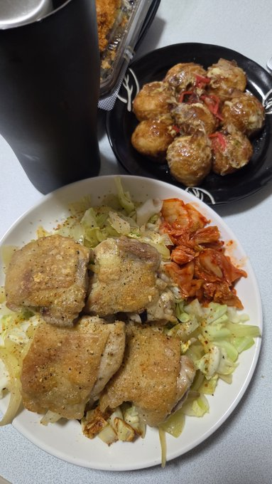 masa0728bb_r's tweet photo. また半額祭りをやっております✨ジャンボチキンカツカツ！デッカいぞー。鶏肉も焼いてるから鶏肉ダブってる📷たこ焼きを箸休めにしながら呑みます。片栗粉つけて焼いた鶏肉がカリカリで(ﾟдﾟ)ｳﾏｰ。野菜もたっぷりだからヘルシー。それでは乾杯でーす📷 🍻 https://t.co/oVBCA0oFtT