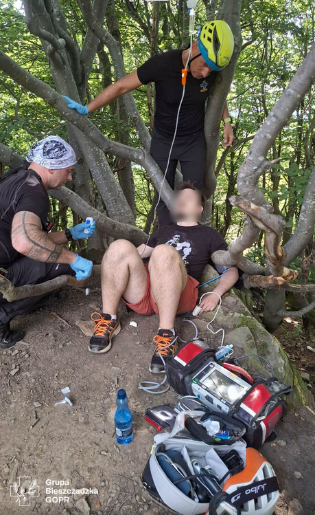 NFZ_Rzeszow's tweet photo. #Wakacje w pełni, ale upał też!
#GOPR #Bieszczady alarmuje: upał i wyczerpanie coraz częściej kończą się akcją ratunkową na szlakach.
Więcej szczegółów znajdziecie na stronie @112Krosno ➡️ https://t.co/ziwWJSoxbM
@MZ_GOV_PL @NFZ_GOV_PL https://t.co/HnWkLdhYRx