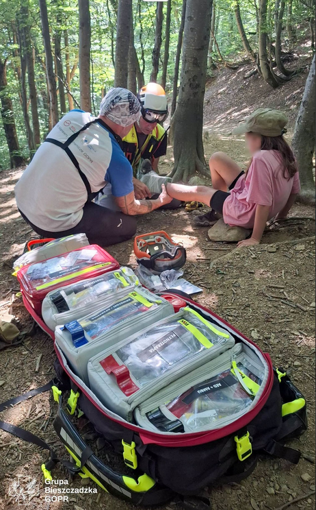 NFZ_Rzeszow's tweet photo. #Wakacje w pełni, ale upał też!
#GOPR #Bieszczady alarmuje: upał i wyczerpanie coraz częściej kończą się akcją ratunkową na szlakach.
Więcej szczegółów znajdziecie na stronie @112Krosno ➡️ https://t.co/ziwWJSoxbM
@MZ_GOV_PL @NFZ_GOV_PL https://t.co/HnWkLdhYRx