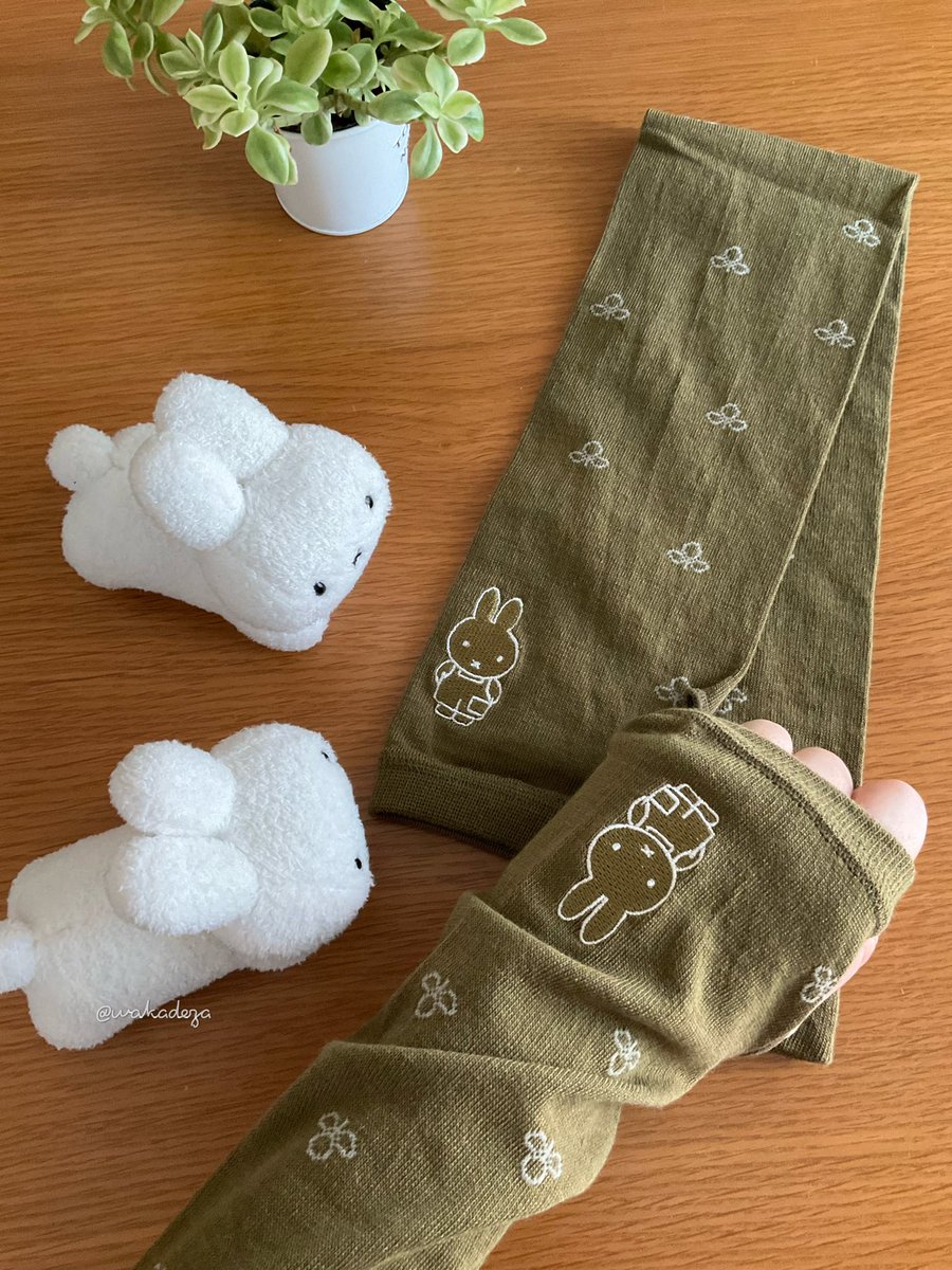 wakadeza's tweet photo. ミッフィーちゃんのアームカバー( ･×･ )☘️

日焼け対策もあるけど、冷房で腕が冷えるので…温活的な🐰🐰 https://t.co/PZSSMDsO1o