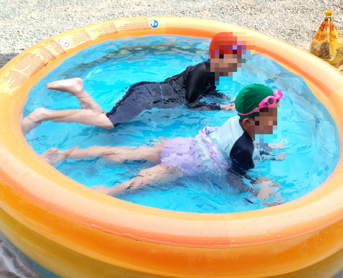 Satomi12f10's tweet photo. 昨日から実家に来てます！

自宅(5階)よりは揺れないから、少し安心。

でもまだ余震が…🥺
今日も朝と夜、強めに揺れて怖かった💦

三男も泣いて眠れないって事はなくなったから、子供たちの宿題をゆっくり再開させようかな。

実家の庭でプール😊

それにしても、風が強いな…。
台風めっ😡 https://t.co/gTTp3ylnMj