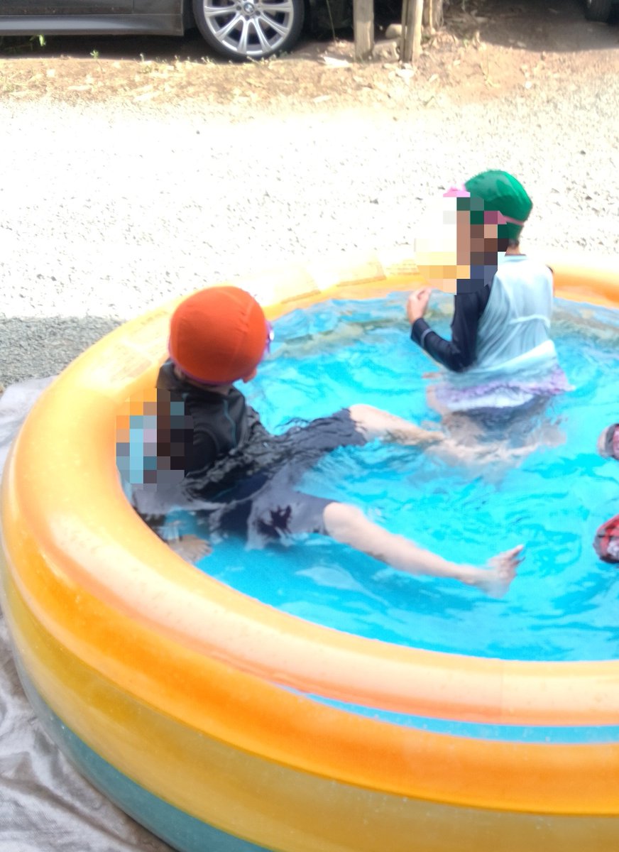 Satomi12f10's tweet photo. 昨日から実家に来てます！

自宅(5階)よりは揺れないから、少し安心。

でもまだ余震が…🥺
今日も朝と夜、強めに揺れて怖かった💦

三男も泣いて眠れないって事はなくなったから、子供たちの宿題をゆっくり再開させようかな。

実家の庭でプール😊

それにしても、風が強いな…。
台風めっ😡 https://t.co/gTTp3ylnMj