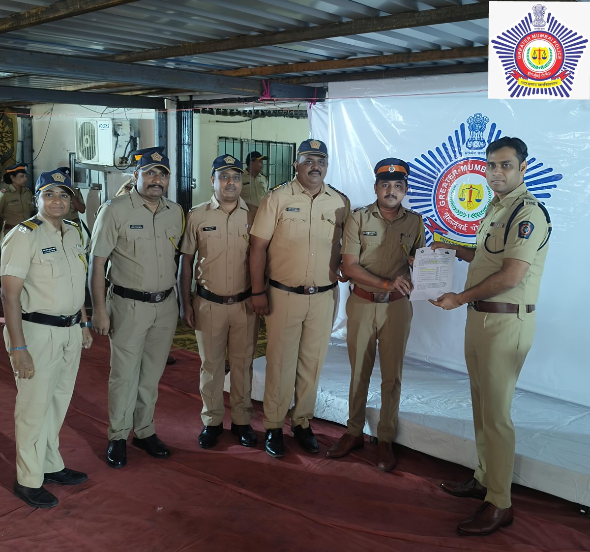 DcpWestZone2's tweet photo. "During the scheduled visit to the D.N.Nagar  Police Station today, August 06, 2026, police officers and personnel who performed remarkable work were felicitated with special awards and certificates of appreciation."@MumbaiPolice @AddlCPWestMum https://t.co/mhsJMS01Pb