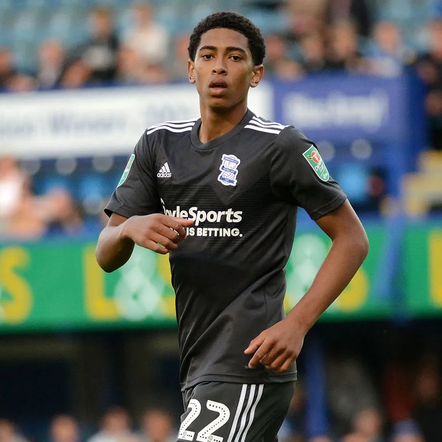 BCFC's tweet photo. #OTD in 2019, a young Jude Bellingham made his senior debut v Portsmouth, becoming the youngest player in Blues' history. 💙 https://t.co/qN4m4myRmo