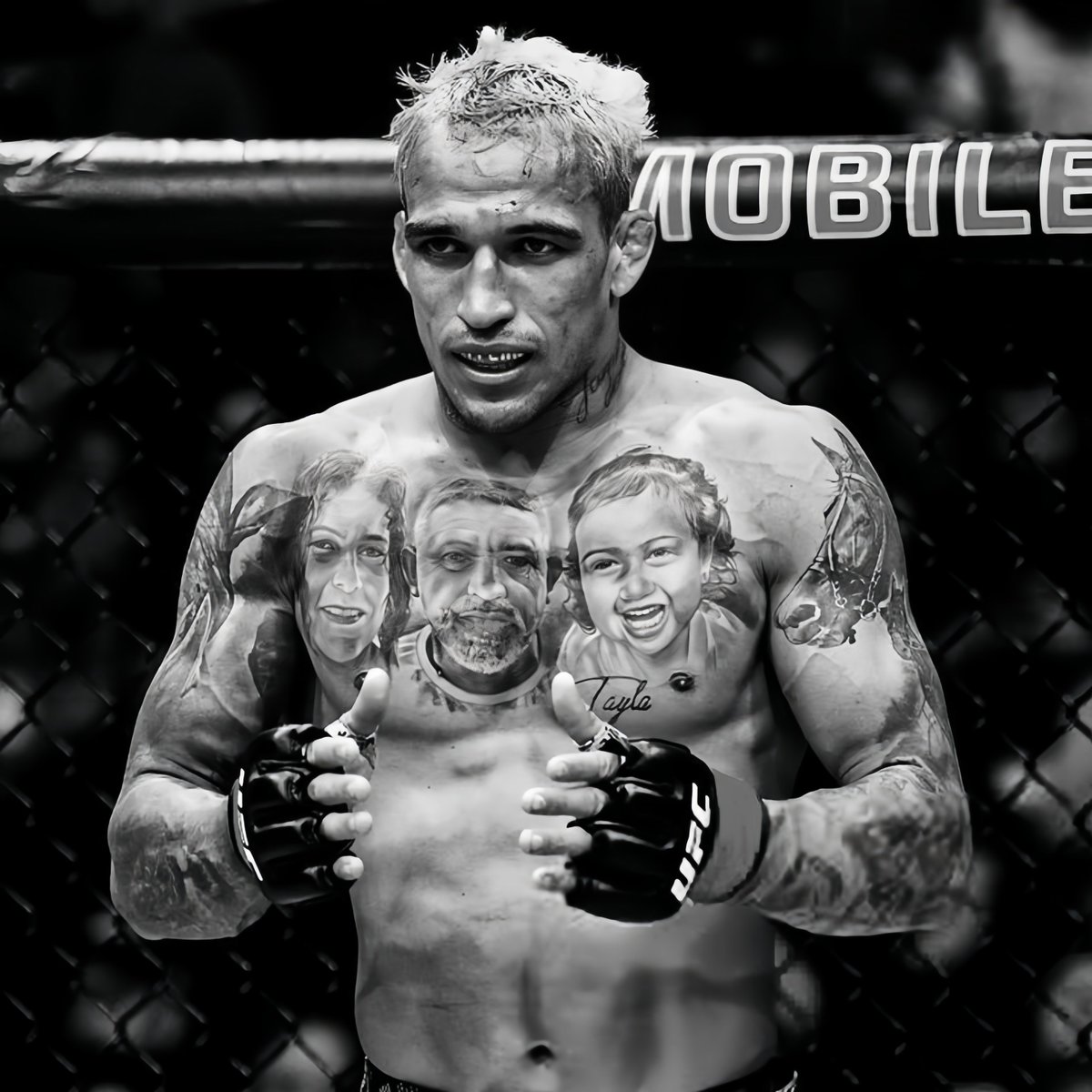 CagePulse_'s tweet photo. Charles Oliveira'nın yakın arkadaşı, sparring partneri ve her kampını birlikte geçirdiği dostu vefat etti.

Bu durumu küçümseyip 1 ay sonra maça çıkmasını bekleyenler gerçekten delirmiş. Hayatınızda hiç sevdiğiniz bir insanı kaybetmemiş olmanız gerekiyor. Ben olsam ben de asla kısa zaman içinde dövüşemezdim. Anlıyorum ve Charles'ın kararını destekliyorum. Hayatta insanları memnun etmekten çok daha önemli şeyler var, çizgileriniz ve sınırlarınız olsun. Haksız eleştirileri ve hakaretleri kınıyorum. Zor zamanında Charles Oliveira'nın yanındayız, kararının arkasındayız.