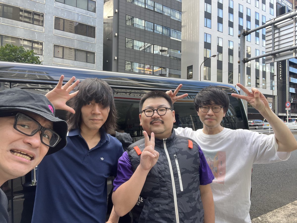 watana_benjamin's tweet photo. 花道を運ぶの手伝ってくれたのは鶯谷#Ｂ5IDOLCAFEのハッピーさん！ありがとうございました！助かる〜！ https://t.co/tXFKUkDOe3