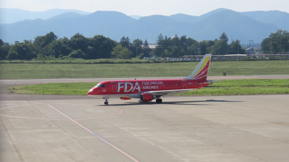 Makinobayashi's tweet photo. 花巻空港の送迎デッキ
炎天下で暑い
駐機場で働いている方々はもっと大変だと思います https://t.co/F3RVFwRHGi
