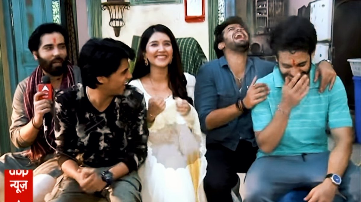 AnishaS_tweets's tweet photo. Absolute cutiesss. 💜

I really hope we get more IVs with these five together. Absolutely loving them to bits. 🥹

{#BareillyKeBacchan • #KrishSa} https://t.co/5N2aCrY1PD