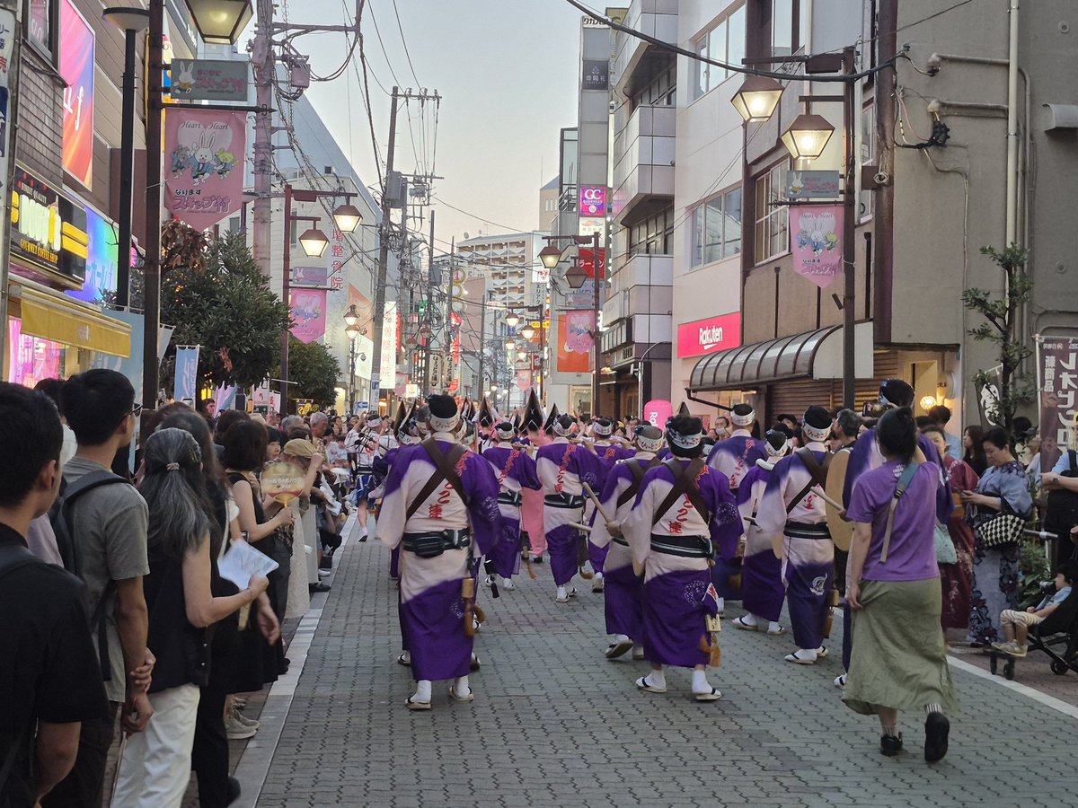 KOF5000's tweet photo. 今日は『成増阿波おどり大会』を見に来ています。
地元民ですが、40年もやっているの知りませんでした😅
地元チームよりも、高円寺チームの躍動感がハンパなかったっす。
太鼓の叩き方も違���ますね😁
バリバリきました❗
#成増阿波おどり大会
#夏祭り https://t.co/0hwGajLnAo