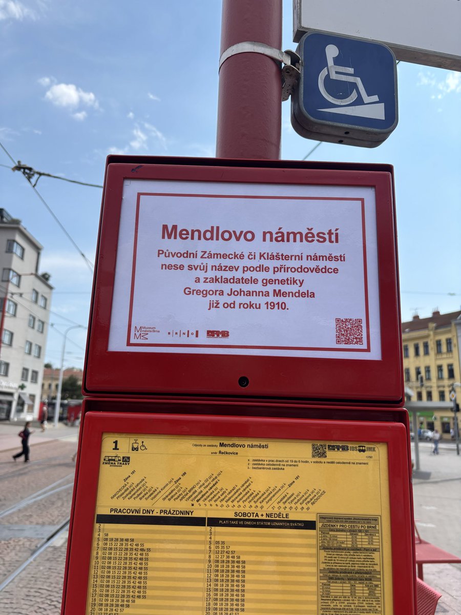 Deissova_CT's tweet photo. Odkud se vzaly názvy brněnských zastávek MHD se ode dneška můžou dozvědět lidé v Brně, a to na trase tramvajové linky číslo 1. Každá informační cedule má navíc QR kód odkazující na další historické souvislosti. Do budoucna přibudou informační cedule na trasách dalších linek. https://t.co/4Pw3wOFGgz