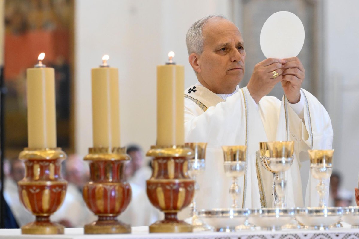 vaticannews_fr's tweet photo. 🎙️Journal #RadioVatican, l'édition de 13h du jeudi 6 août en réécoute → https://t.co/B5utzG9pRL

✝️ Messe de la Transfiguration à #Assise
🇻🇦 Le Pape s'adresse aux jeunes franciscains
🇰🇵 Tir de missile par Pyongyang
🇹🇷 Processus de paix avec le PKK https://t.co/hgL5RDCLmv