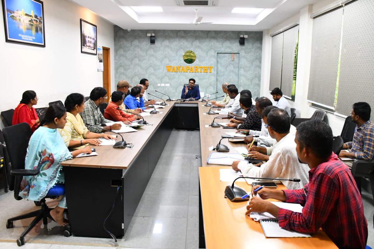 Collector_WNP's tweet photo. గురువారం కలెక్టరేట్ సమావేశ మందిరంలో వ్యవసాయ,ఉద్యానవన శాఖ అధికారులతో ఎల్లినో ప్రభావం పై జిల్లా కలెక్టర్ ఆదర్శ్ సురభి సమీక్ష సమావేశం నిర్వహించారు.ఎల్‌నినో ప్రభావం నేపథ్యంలో వరికి ప్రత్యామ్నాయ పంటల సాగును విస్తృతంగా ప్రోత్సహించి, పంటల మార్పిడిని విజయవంతం చేయాలని https://t.co/zWxgboW7CV