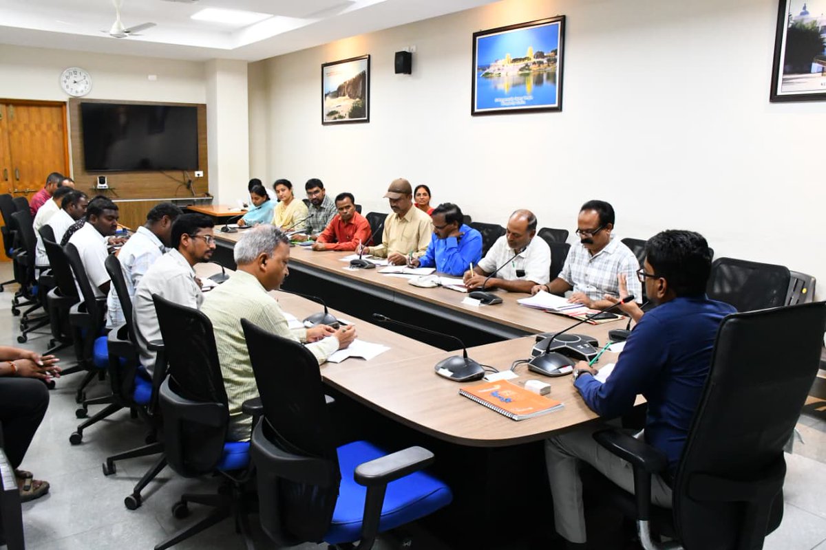 Collector_WNP's tweet photo. గురువారం కలెక్టరేట్ సమావేశ మందిరంలో వ్యవసాయ,ఉద్యానవన శాఖ అధికారులతో ఎల్లినో ప్రభావం పై జిల్లా కలెక్టర్ ఆదర్శ్ సురభి సమీక్ష సమావేశం నిర్వహించారు.ఎల్‌నినో ప్రభావం నేపథ్యంలో వరికి ప్రత్యామ్నాయ పంటల సాగును విస్తృతంగా ప్రోత్సహించి, పంటల మార్పిడిని విజయవంతం చేయాలని https://t.co/zWxgboW7CV