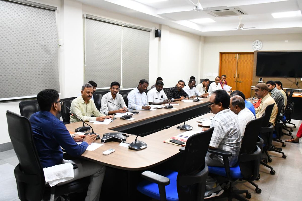 Collector_WNP's tweet photo. గురువారం కలెక్టరేట్ సమావేశ మందిరంలో వ్యవసాయ,ఉద్యానవన శాఖ అధికారులతో ఎల్లినో ప్రభావం పై జిల్లా కలెక్టర్ ఆదర్శ్ సురభి సమీక్ష సమావేశం నిర్వహించారు.ఎల్‌నినో ప్రభావం నేపథ్యంలో వరికి ప్రత్యామ్నాయ పంటల సాగును విస్తృతంగా ప్రోత్సహించి, పంటల మార్పిడిని విజయవంతం చేయాలని https://t.co/zWxgboW7CV