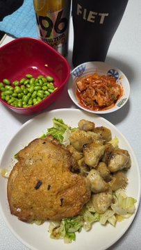 masamune8192's tweet photo. 暑い日が続きますので呑むしかない。業務スーパーでいろいろ買う。ボンジリと鶏ももあるよ。鶏肉を焼きまくるぞ🔥オーブンでカリッと焼いちゃうよ。惣菜の焼きビーフンが美味かった📷それでは乾杯でーす📷 🍻 https://t.co/qWX6erGxPc
