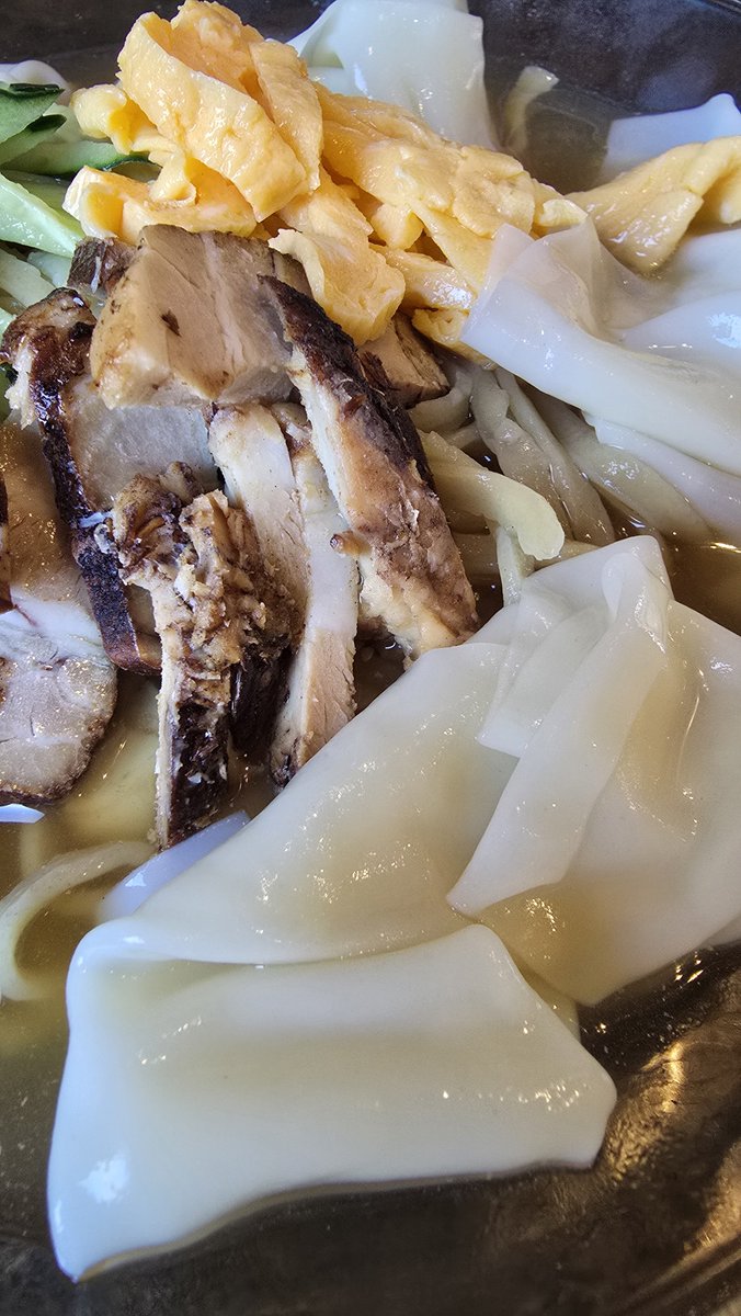 goro565690's tweet photo. ＳＮＳ限定に誘われて前橋のごわ麺一ノ里さんにて冷やし煮干ワンタン麺🍜

水で〆られたぶりんぶりんの中太麺にガツンと来る煮干し出汁。それを堪能する１杯🍜

ラーパス味玉ありがとうございました😊 https://t.co/00mPUkwUnQ https://t.co/WMcRUJ1ZLs