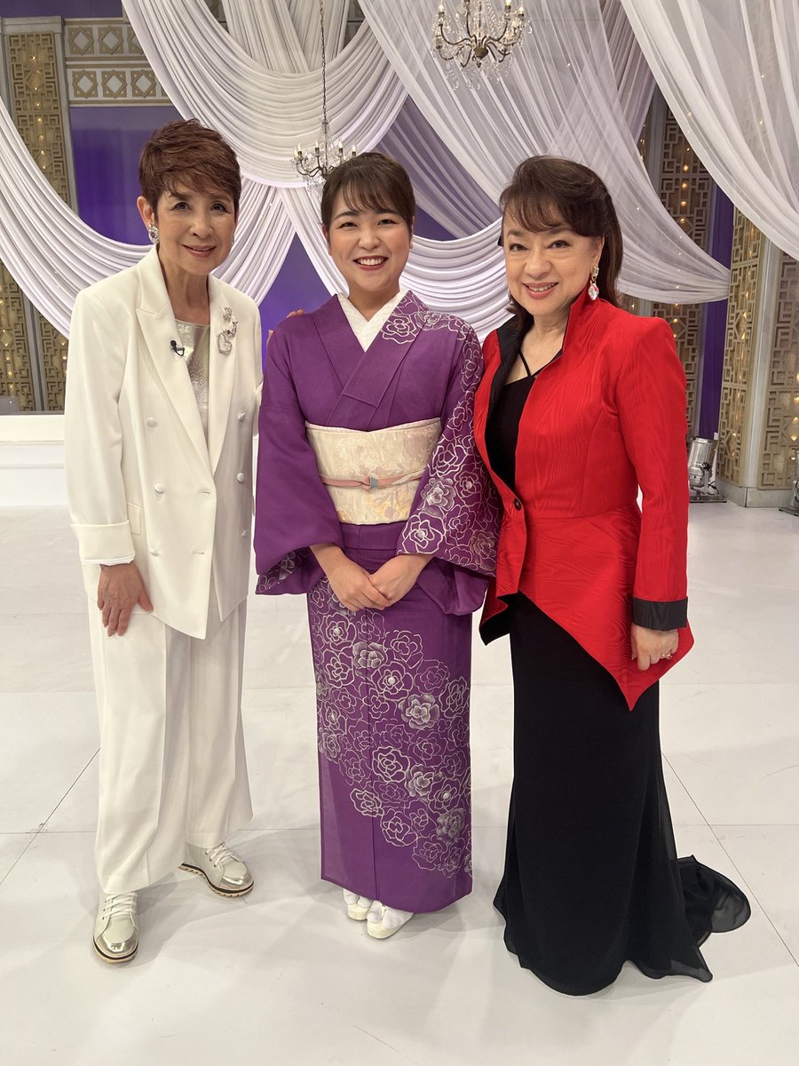hanaha_hirayama's tweet photo. 花羽です🌸

本日はBSフジ『昭和歌謡パレード』
の収録でした✨

素敵な皆様とご一緒させていただきました！！

先輩の皆様の貴重なお話をお聞きしたり♪ 
あの歌謡曲にも初挑戦！

放送は8/27（木）18:00〜20:00

是非ご覧ください👀

MC
#三雲孝江 さん
#中山秀征 さん

#ジュディ・オング さん
#今陽子 さん
#早見優 さん
#堀内春菜 さん
#平山花羽