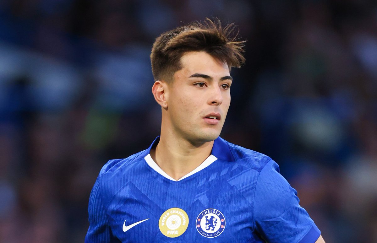 jehmyE's tweet photo. 🚨🔵 Anselmino is a natural right-footed centre-back, yet he's playing out of position at left-back and still looks comfortable. That alone tells you a lot about his quality.

His composure on the ball, defensive awareness, and willingness to step into midfield have all stood out. He doesn't look like a player who's been forced into an unfamiliar role.

It's no surprise Borussia Dortmund were pushing to take him away from Chelsea. Clubs don't chase young defenders like that unless they see genuine top-level potential.

Personally, I'd keep Anselmino at Chelsea. I'd rather have him as Levi Colwill's backup than Tosin. He offers more versatility, has a higher ceiling, and already looks capable of fitting into the style Xabi Alonso wants to play.

For a player still so young, he's showing maturity beyond his years. Chelsea should be developing him, not letting him go. 🔵