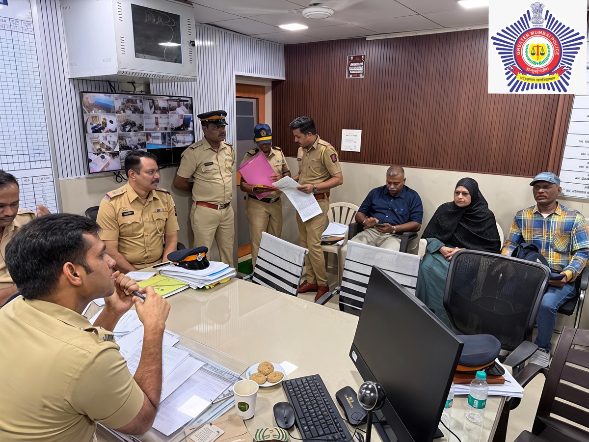 DcpWestZone2's tweet photo. During the D.N.Nagar Police Station visit, interacted with citizens to understand the key issues and concerns affecting the community.@MumbaiPolice @AddlCPWestMum https://t.co/9I483xtCyS
