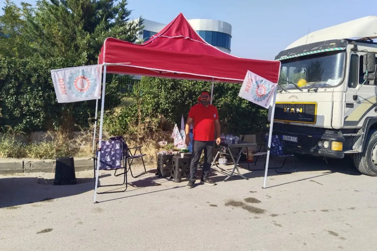 ToplumsalMuhale's tweet photo. Direnişteki Panelsan işçilerinin üzerine tır sürüldü!

Ankara Polatlı OSB’de sendikal hakları için direnen Panelsan işçilerine yönelik patron saldırıları sürüyor. Daha önce servis aracının üzerine sürüldüğü işçilerin bu kez de direnişin 4. gününde tır sürüldü, eylem alanı şirket araçlarıyla ablukaya alınmaya çalışıldı. 

Patron baskılarına rağmen işçiler, sendikal hakları için mücadeleyi sürdürüyor.