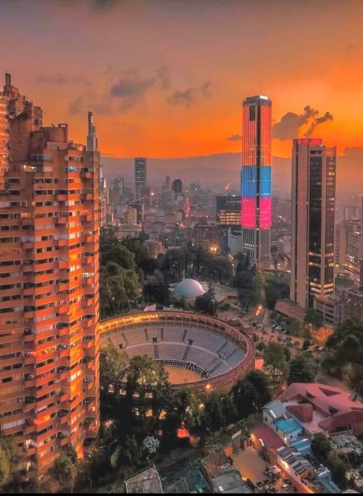 LaFacharineta's tweet photo. En la patria no hay otra ni habrá 💛❤️.

¡Te quiero Bogotá! https://t.co/fVX5ebO8mP