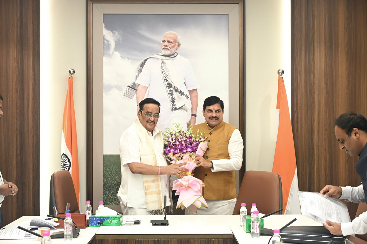 CRPaatil's tweet photo. माननीय मुख्यमंत्री डॉ. मोहन यादव जी से आज आत्मीय भेंट कर मध्य प्रदेश में जल शक्ति मंत्रालय से संबंधित विभिन्न योजनाओं एवं परियोजनाओं की प्रगति पर विस्तृत चर्चा की।

बैठक में जल संसाधनों के प्रभावी प्रबंधन, पेयजल उपलब्धता, जल संरक्षण तथा राज्य में चल रही प्रमुख परियोजनाओं के समयबद्ध एवं गुणवत्तापूर्ण क्रियान्वयन पर विशेष रूप से विचार-विमर्श हुआ।

प्रधानमंत्री श्री @narendramodi जी के मार्गदर्शन में केंद्र एवं राज्य सरकार के समन्वित प्रयासों से मध्य प्रदेश में जल सुरक्षा को और सुदृढ़ बनाने तथा जनकल्याणकारी योजनाओं को गति देने के लिए हम प्रतिबद्ध हैं।

@DrMohanYadav51