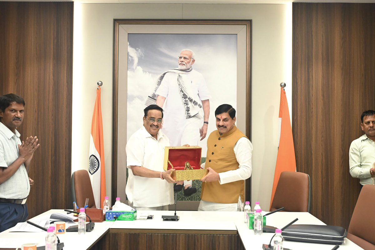 CRPaatil's tweet photo. माननीय मुख्यमंत्री डॉ. मोहन यादव जी से आज आत्मीय भेंट कर मध्य प्रदेश में जल शक्ति मंत्रालय से संबंधित विभिन्न योजनाओं एवं परियोजनाओं की प्रगति पर विस्तृत चर्चा की।

बैठक में जल संसाधनों के प्रभावी प्रबंधन, पेयजल उपलब्धता, जल संरक्षण तथा राज्य में चल रही प्रमुख परियोजनाओं के समयबद्ध एवं गुणवत्तापूर्ण क्रियान्वयन पर विशेष रूप से विचार-विमर्श हुआ।

प्रधानमंत्री श्री @narendramodi जी के मार्गदर्शन में केंद्र एवं राज्य सरकार के समन्वित प्रयासों से मध्य प्रदेश में जल सुरक्षा को और सुदृढ़ बनाने तथा जनकल्याणकारी योजनाओं को गति देने के लिए हम प्रतिबद्ध हैं।

@DrMohanYadav51