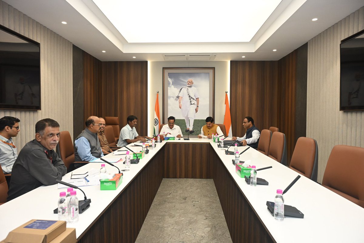 CRPaatil's tweet photo. माननीय मुख्यमंत्री डॉ. मोहन यादव जी से आज आत्मीय भेंट कर मध्य प्रदेश में जल शक्ति मंत्रालय से संबंधित विभिन्न योजनाओं एवं परियोजनाओं की प्रगति पर विस्तृत चर्चा की।

बैठक में जल संसाधनों के प्रभावी प्रबंधन, पेयजल उपलब्धता, जल संरक्षण तथा राज्य में चल रही प्रमुख परियोजनाओं के समयबद्ध एवं गुणवत्तापूर्ण क्रियान्वयन पर विशेष रूप से विचार-विमर्श हुआ।

प्रधानमंत्री श्री @narendramodi जी के मार्गदर्शन में केंद्र एवं राज्य सरकार के समन्वित प्रयासों से मध्य प्रदेश में जल सुरक्षा को और सुदृढ़ बनाने तथा जनकल्याणकारी योजनाओं को गति देने के लिए हम प्रतिबद्ध हैं।

@DrMohanYadav51