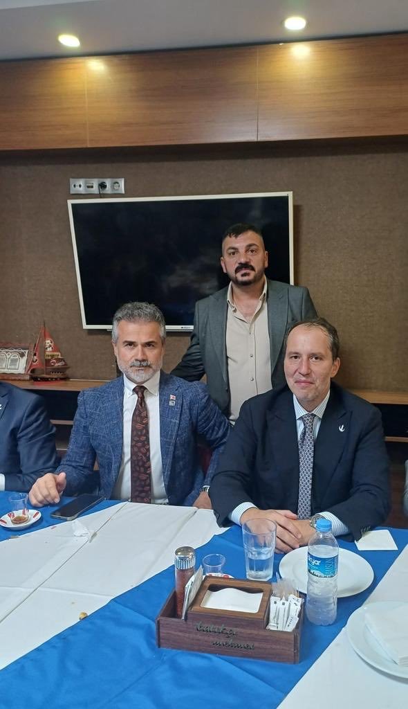 MuratCaner55's tweet photo. @erbakanfatih
@suatkilic
@MuratCaner55
@CirakStajFED
@stajcirak3434
@ANKSTAJCIRAK
@antalyastjcrk
@KOCAELi_SCSM
@Gaziantepscsm
@bursastajder
❗Yeniden Refah Partisi Genel Başkanı Sayın Dr. Fatih Erbakan'a Açık Çağrımızdır❗
Sayın Genel Başkan,
Türkiye'nin üretim gücünü oluşturan sanayimizin ve işletmelerimizin bugün en önemli sorunlarından biri nitelikli ara eleman ihtiyacıdır. Bu ihtiyacın temelini ise yıllardır emek veren stajyerler ve çıraklar oluşturmaktadır. Ancak ne yazık ki bu ülkenin üretimine katkı sağlayan yüz binlerce staj ve çıraklık sigortası mağduru, yıllardır çözülemeyen hak kayıplarıyla yaşamaya devam etmektedir.
İktidar tarafından bugüne kadar mağduriyetimizin giderilmesine yönelik somut ve kalıcı bir adım atılmamıştır. Bu nedenle toplumun beklentisi her geçen gün artmakta, staj ve çıraklık mağdurlarının sesi daha da büyümektedir.
Yeniden Refah Partisi olarak bu konuda bir komisyon kurmanız, mağduriyetimizin çözümü adına çalışma başlatmanız bizlere büyük umut vermiştir. Bu yaklaşımınız, yıllardır hak arayışı veren yüz binlerce insan için önemli bir gelişme olmuştur.
Ancak son dönemde gerek Türkiye Büyük Millet Meclisi'nde gerekse sosyal medya platformlarında staj ve çıraklık sigortası mağdurlarına yönelik desteğinizin önceki dönemlere göre daha az görünür olduğunu üzülerek gözlemliyoruz. Bu durum, hak mücadelesi veren binlerce vatandaşımızın aklında "Acaba staj ve çıraklık mağdurları unutuldu mu?" sorusunu oluşturmaktadır.
Bizler buna inanmak istemiyoruz. Sayın Genel Başkan, sizlerin bu haklı davayı yeniden güçlü bir şekilde sahiplenerek hem TBMM'de hem de sosyal medya hesaplarınız üzerinden destek mesajları vermeye devam edeceğinize yürekten inanıyoruz. Çünkü bu mesele sadece geçmişte mağdur edilmiş insanların değil, bugün staj yapan ve yarın aynı mağduriyeti yaşayabilecek milyonlarca gencimizin de meselesidir.
Staj ve çıraklık sigortası başlangıcının emeklilikte hak kaybına neden olmayacak şekilde yeniden düzenlenmesi; adaletin, hakkaniyetin ve sosyal devlet ilkesinin bir gereğidir. Bu konuda göstereceğiniz her destek, yalnızca bugünün değil, geleceğin emekçilerine de umut olacaktır.
Sizleri, kurmuş olduğunuz komisyonun çalışmalarını yeniden hızlandırmaya, konuyu TBMM gündeminde güçlü bir şekilde dile getirmeye ve kamuoyuna destek mesajlarınızı sürdürmeye davet ediyoruz.
İnanıyoruz ki, adaletin tesisi için verilen bu haklı mücadelede Yeniden Refah Partisi ve şahsınız, staj ve çıraklık sigortası mağdurlarının yanında olmaya devam edecektir.
Saygılarımızla
Staj ve Çıraklık Sigortası Mağdurları Federasyonu
Geçmişin ve Geleceğin Staj ve Çıraklık Mağdurları
Tescil Var Hak Yok
#StajyerçırağıYokSayamazsınız