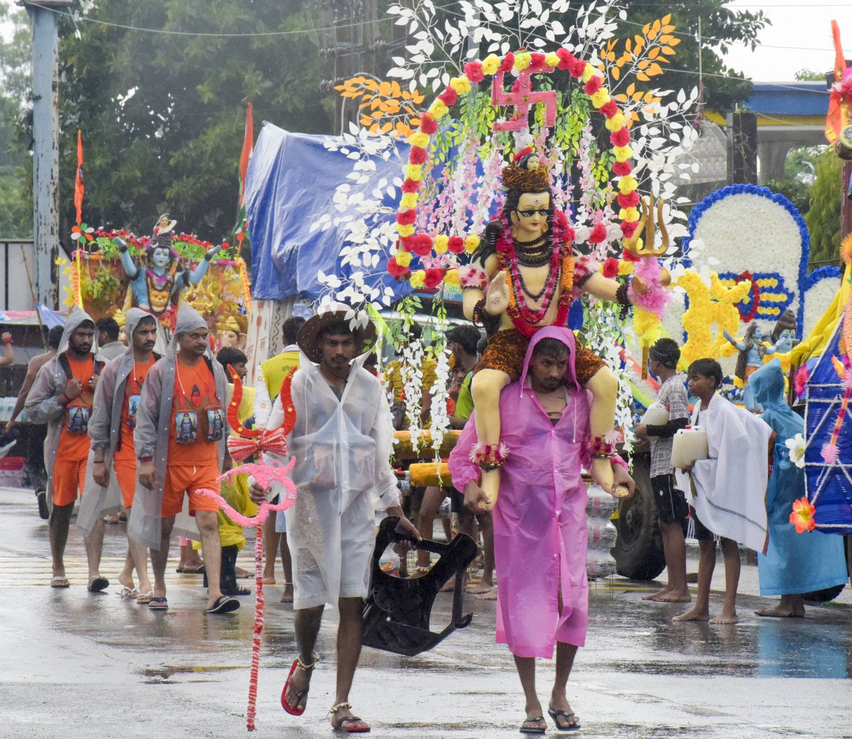 PTI_News's tweet photo. STORY | Kanwar Yatra: Over 1,500 police personnel, CAPF units deployed in northeast Delhi

More than 1,500 police personnel, along with contingents of the Central Armed Police Force (CAPF), have been deployed across northeast Delhi as part of security measures in view of the ongoing Kanwar Yatra, an officer said on Thursday.

READ: https://t.co/HBbYDVA4C2