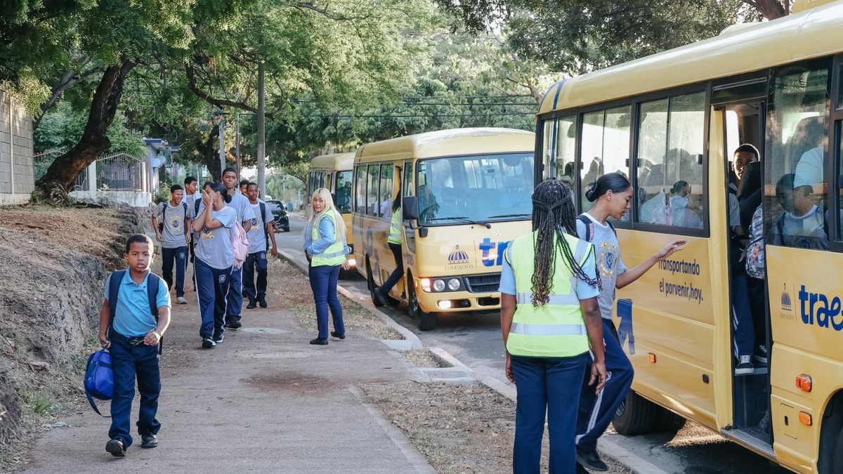 PortalDigitalRD's tweet photo. 🚌📚 TRAE incorporó 29 nuevos autobuses para fortalecer el transporte escolar de cara al inicio del año lectivo 2026-2027, beneficiando a miles de estudiantes con un servicio gratuito y seguro.#TRAE #Educación #TransporteEscolar #RepúblicaDominicana #GobiernoRD https://t.co/5f5nhUZQp8