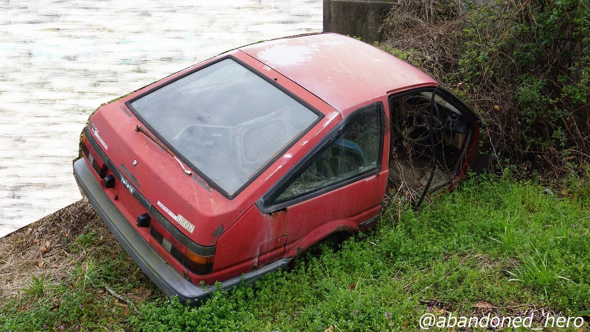 abandoned_hero's tweet photo. トヨタカローラレビンGTV

8/6は #ハチロクの日
ということで、ハチロクの廃車体です
土手に突っ込んでいたのはAE86レビン

誰もが知る超人気車種
天然草ヒロ…というわけにはいかず、部品取り車のようです
ドアやフェンダー、Aピラー等を失っているようですが、廃車体としての雰囲気は悪くないですね https://t.co/Jz0RdyMPFT