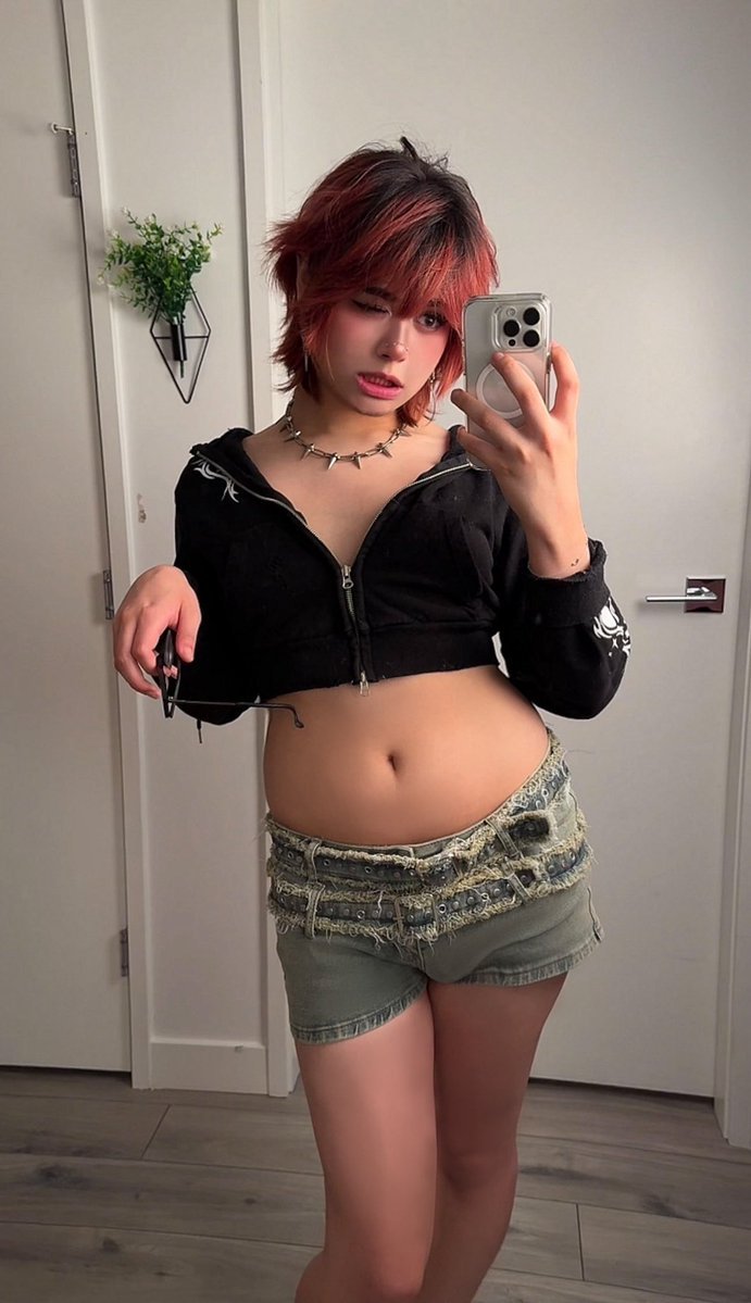 Crystal8yer's tweet photo. I want to punish someone. 😳 https://t.co/QT5UQEC7lv