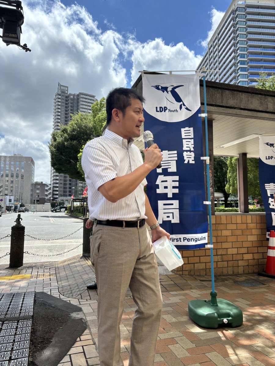 hashimotok_23's tweet photo. 【熊本地震緊急支援募金活動】
青年局による募金活動を浦和駅西口で行いました。
多くの皆様に足を止めて募金して頂きましたこと、心から感謝申し上げます。

被災された皆様が一日も早く安心して暮らせる日常を取り戻されることを祈るとともに、埼玉県から派遣されている方の奮闘を応援しています。 https://t.co/MYcWlGT4Dh