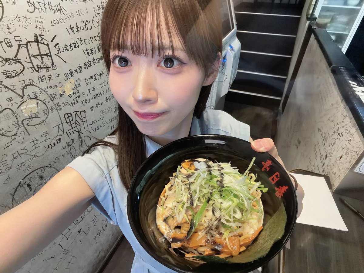 miyu_sukiiro's tweet photo. #油姫オーディション 日記📔3日目❕

実は…..この1ヶ月間目標があって…..
都内 #春日亭 全店舗制覇目指してます‼️

なので今日はお休みの日ということで
・神保町店さん
・錦糸町店さん
の２回し行ってきました〜〜〜！🍜

どちらも普段なかなか降りない駅だったので少し観光気分で行きました！楽しかった(  ˃ ᵕ ˂  ) とん黒油そばにハマってまして2店舗とも食べました🥹一つは野菜マシマシにした🥹

錦糸町店さんでは色紙を書いて欲しい……とのことで書かせていただきまして、なんと‼️お店に飾っていただくことになりました😭わー😭😭ありがとうございますっ！販売機の上にありますので行った際にはぜひ見てみてください‼️

無料WEB投票の協力是非よろしくお願いします！！⬇️
https://t.co/SXY4a9oVbT

#透色ドロップ 
#透色