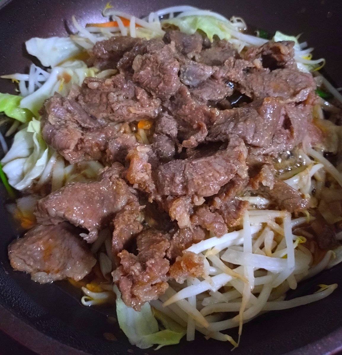 i_1986a's tweet photo. 🥢今日の晩御飯

ジン��スカン

〆はうどんです。
地元の味です、最高過ぎて、今日はビール解禁🍺！！！
（平日は禁酒してます）
実家ではホットプレートだけど、ないのでフライパン🍳
野菜がしなっていくのも、また最高。

#おうちごはん
#自炊記録 https://t.co/OMh25RzBUF
