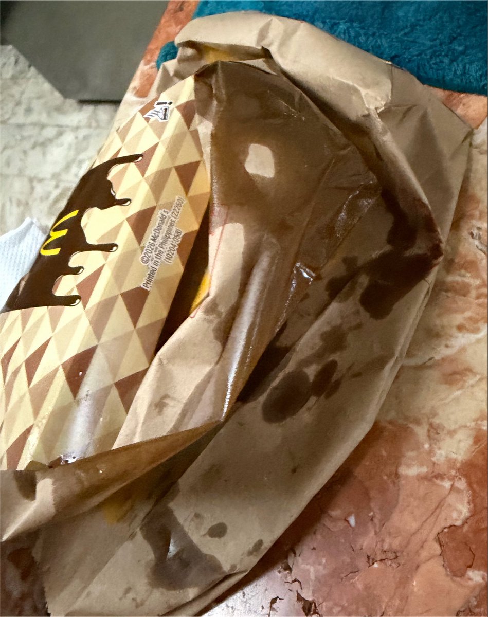 sg_wtmlworld's tweet photo. @McDo_PH ordered nuggets and still raw inside! after 1 year nag order ako ulit sa gen luna na branch cause lagi palpak and again, palpak padin. also ordered the choco lava puff? grabe yung oil https://t.co/YSqRerJGtI