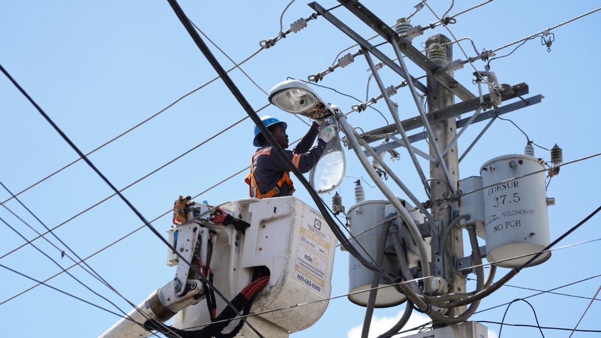 PortalDigitalRD's tweet photo. 💡🇩🇴 Edesur Dominicana moderniza el alumbrado público con la intervención de casi 10,000 luminarias en 12 demarcaciones, fortaleciendo la eficiencia energética y la seguridad ciudadana.

#Edesur #AlumbradoPúblico #RepúblicaDominicana #Energía #Infraestructura https://t.co/ONxErGRPBf